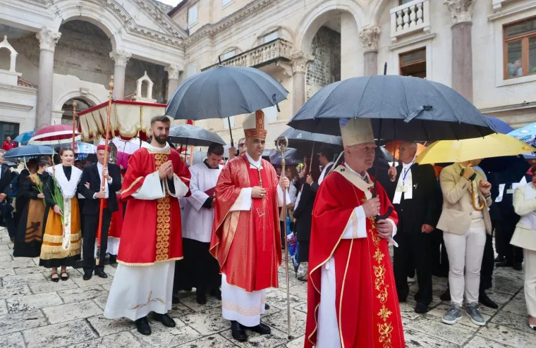 Ni ki&scaron;a nije pokvarila najveću fe&scaron;tu u Splitu! Pogledajte prizore sa splitskih ulica
