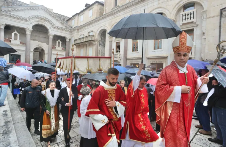 Ni ki&scaron;a nije pokvarila najveću fe&scaron;tu u Splitu! Pogledajte prizore sa splitskih ulica