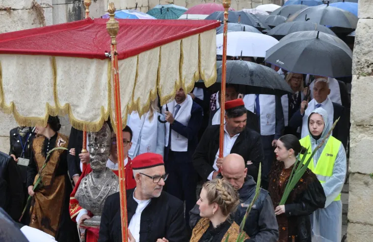 Ni ki&scaron;a nije pokvarila najveću fe&scaron;tu u Splitu! Pogledajte prizore sa splitskih ulica