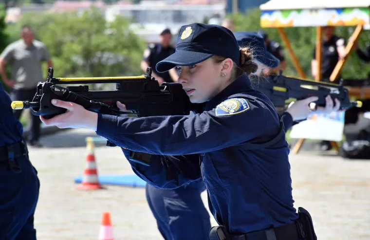 Mlada policajka pokazala &scaron;to zna: Impresivni prizori na istoku Hrvatske