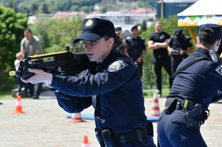 Mlada policajka pokazala &scaron;to zna: Impresivni prizori na istoku Hrvatske