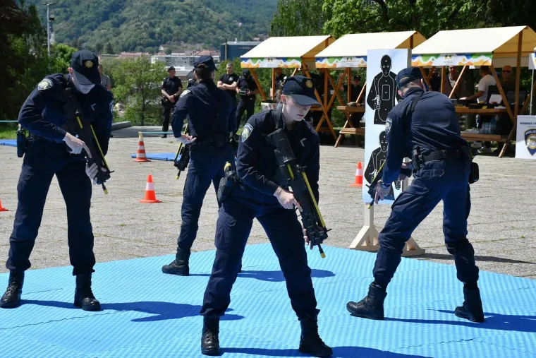 Mlada policajka pokazala &scaron;to zna: Impresivni prizori na istoku Hrvatske