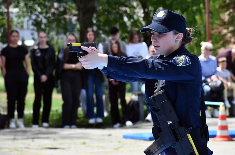 Mlada policajka pokazala &scaron;to zna: Impresivni prizori na istoku Hrvatske