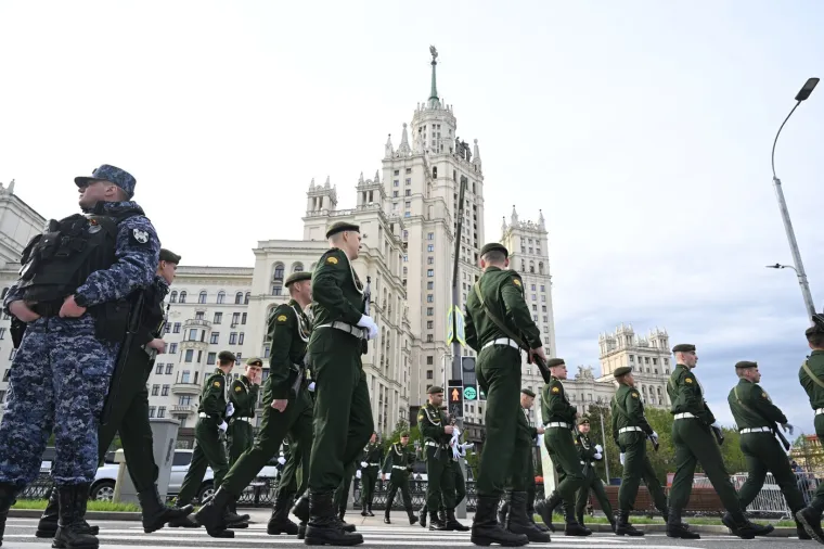 Putin na nikad skromnijoj paradi u Moskvi: Pogledajte tko mu pravi dru&scaron;tvo