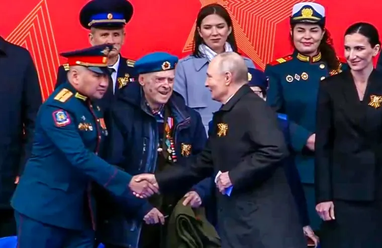 Putin na nikad skromnijoj paradi u Moskvi: Pogledajte tko mu pravi dru&scaron;tvo