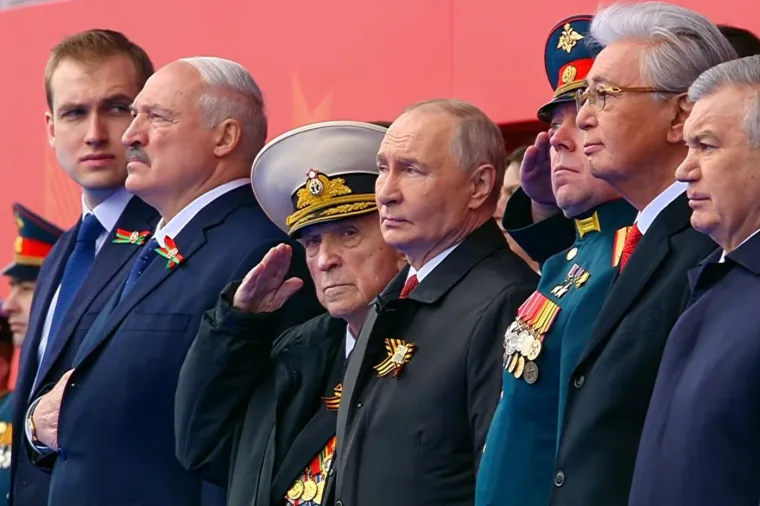Putin na nikad skromnijoj paradi u Moskvi: Pogledajte tko mu pravi dru&scaron;tvo