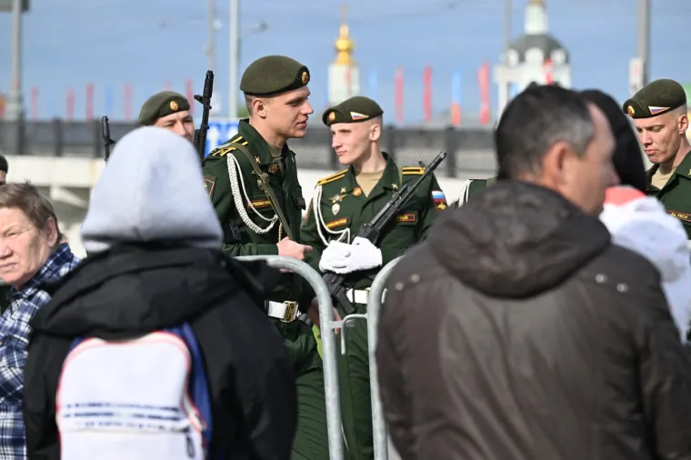 Putin na nikad skromnijoj paradi u Moskvi: Pogledajte tko mu pravi dru&scaron;tvo