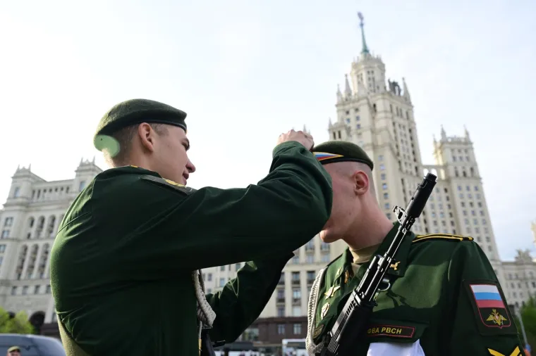 Putin na nikad skromnijoj paradi u Moskvi: Pogledajte tko mu pravi dru&scaron;tvo