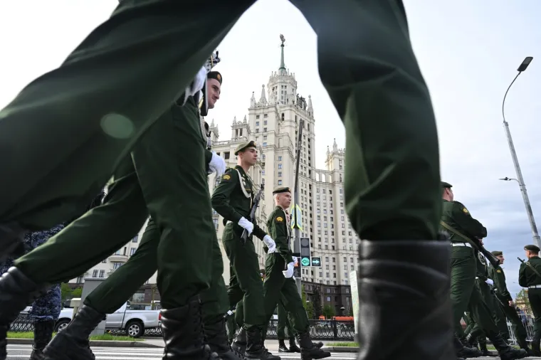 Putin na nikad skromnijoj paradi u Moskvi: Pogledajte tko mu pravi dru&scaron;tvo