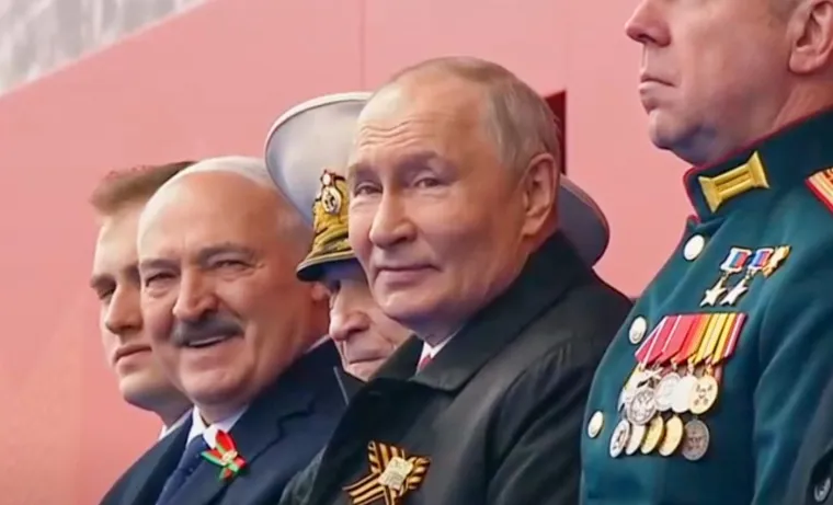 Putin na nikad skromnijoj paradi u Moskvi: Pogledajte tko mu pravi dru&scaron;tvo