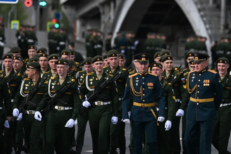 Putin na nikad skromnijoj paradi u Moskvi: Pogledajte tko mu pravi dru&scaron;tvo