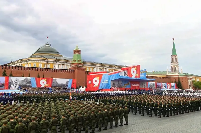 Putin na nikad skromnijoj paradi u Moskvi: Pogledajte tko mu pravi dru&scaron;tvo