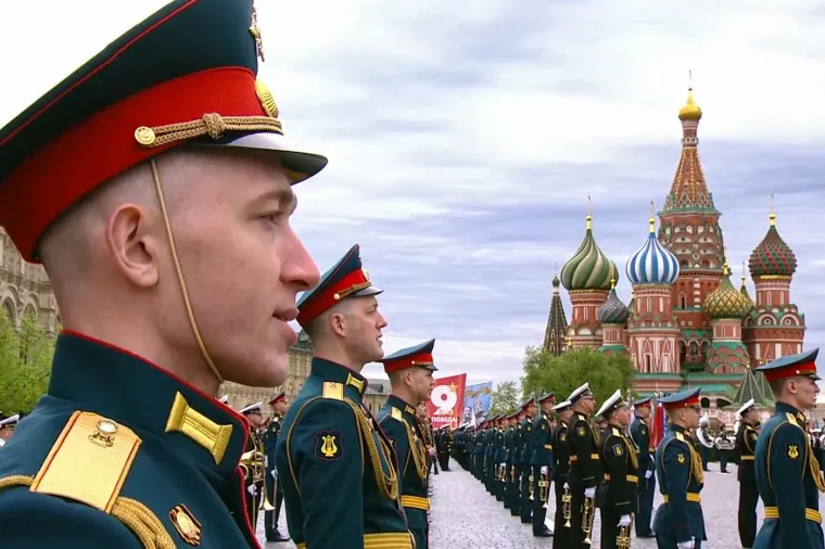 Putin na nikad skromnijoj paradi u Moskvi: Pogledajte tko mu pravi dru&scaron;tvo