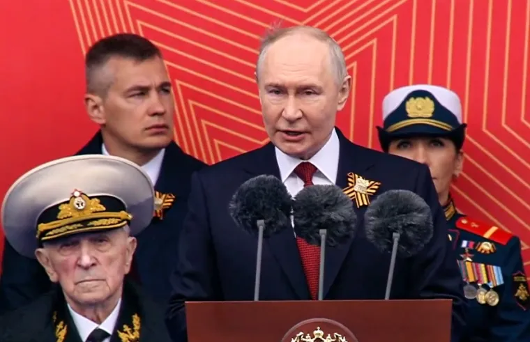 Putin na nikad skromnijoj paradi u Moskvi: Pogledajte tko mu pravi dru&scaron;tvo