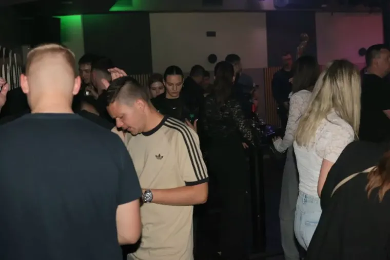 Pogledajte kako se sinoć partijalo uz zvukove harmonike i tambura
