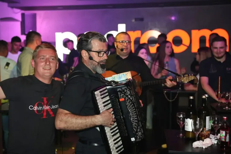 Pogledajte kako se sinoć partijalo uz zvukove harmonike i tambura