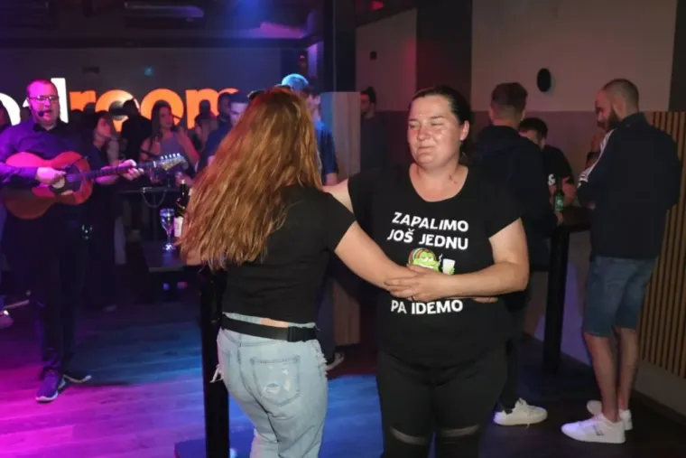 Pogledajte kako se sinoć partijalo uz zvukove harmonike i tambura