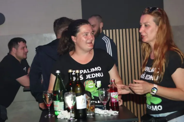 Pogledajte kako se sinoć partijalo uz zvukove harmonike i tambura