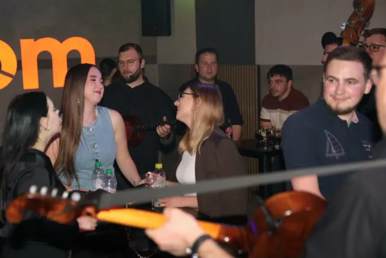 Pogledajte kako se sinoć partijalo uz zvukove harmonike i tambura