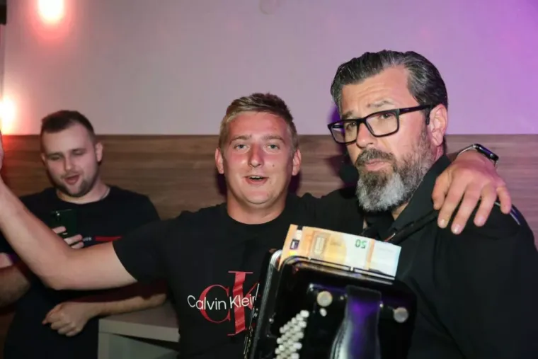 Pogledajte kako se sinoć partijalo uz zvukove harmonike i tambura