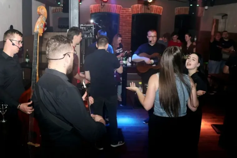 Pogledajte kako se sinoć partijalo uz zvukove harmonike i tambura
