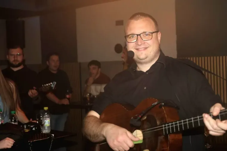 Pogledajte kako se sinoć partijalo uz zvukove harmonike i tambura