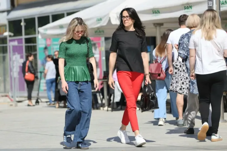&Scaron;pica se zažarila: Svi se okretali za nasmije&scaron;enom brinetom u točkastoj ko&scaron;ulji