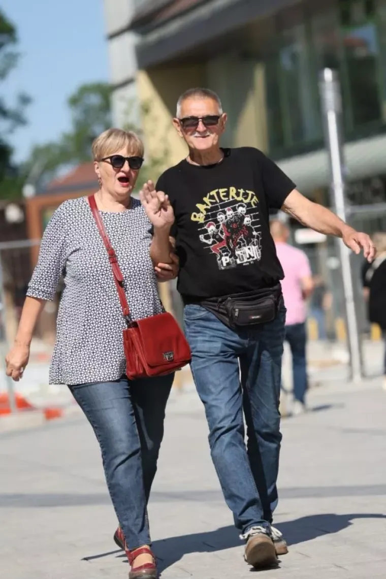 &Scaron;pica se zažarila: Svi se okretali za nasmije&scaron;enom brinetom u točkastoj ko&scaron;ulji