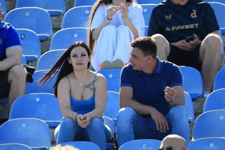 Misteriozna brineta plijenila pažnju, Boysi priredili specijalno 'iznenađenje' Torcidi: 'Prijatelj br 1'