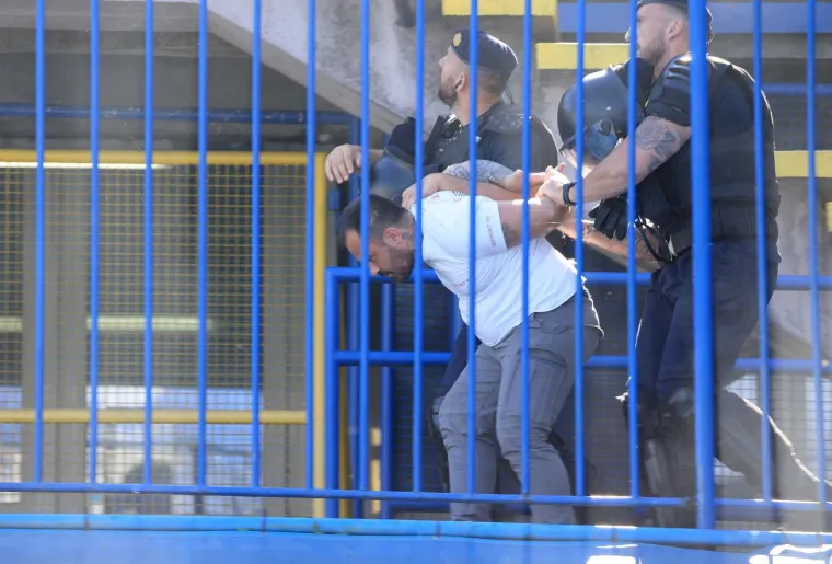 Kaos na tribinama u režiji Boysa i Torcide: Interventna policija privodila navijače