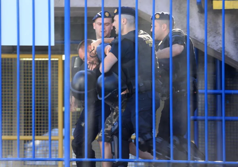 Kaos na tribinama u režiji Boysa i Torcide: Interventna policija privodila navijače