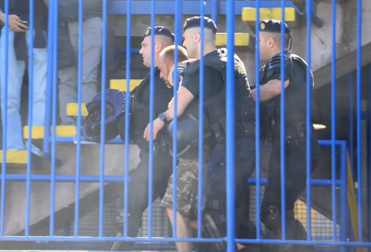 Kaos na tribinama u režiji Boysa i Torcide: Interventna policija privodila navijače