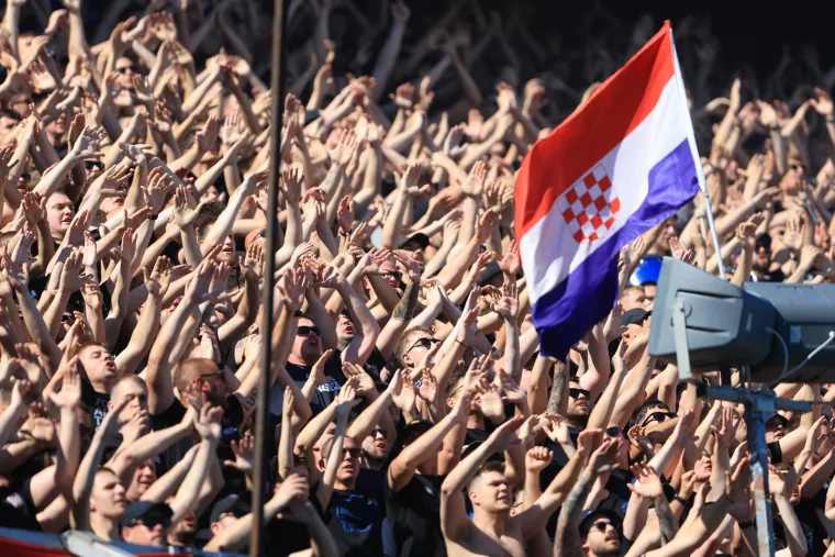 Kaos na tribinama u režiji Boysa i Torcide: Interventna policija privodila navijače