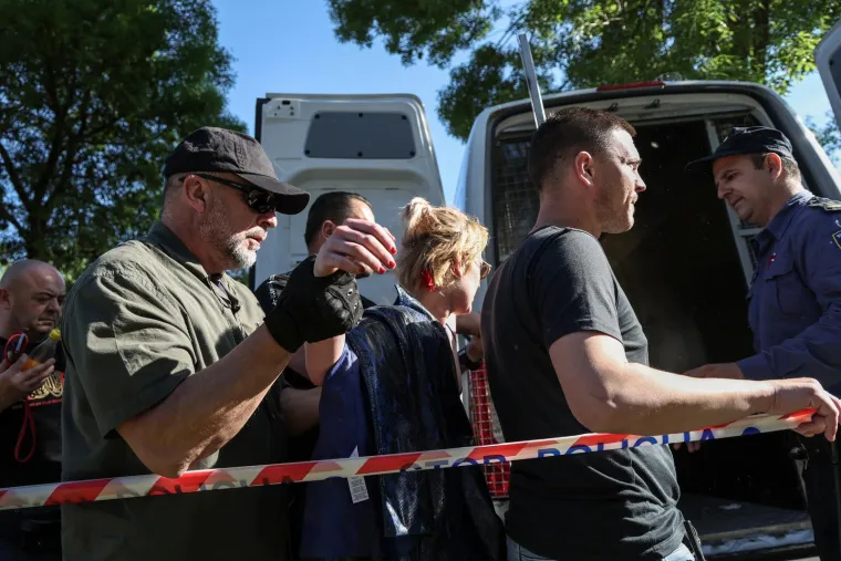 Drama na Trnjanskim kresovima: Policija privela aktivisticu koja je pri&scaron;la braniteljima