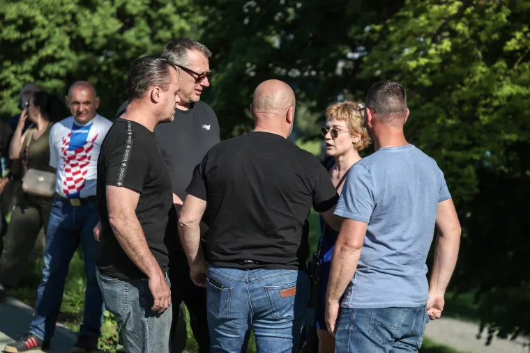 Drama na Trnjanskim kresovima: Policija privela aktivisticu koja je pri&scaron;la braniteljima