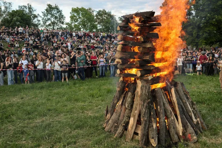 Pogledajte kako se pale Trnjanski kresovi: 'Partizani i partizanke - hvala!'