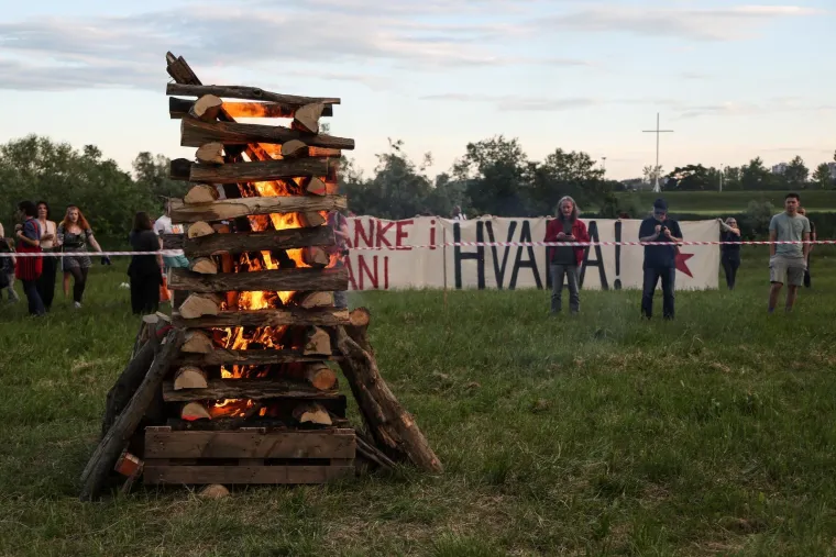 Pogledajte kako se pale Trnjanski kresovi: 'Partizani i partizanke - hvala!'