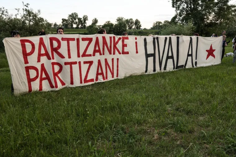 Pogledajte kako se pale Trnjanski kresovi: 'Partizani i partizanke - hvala!'