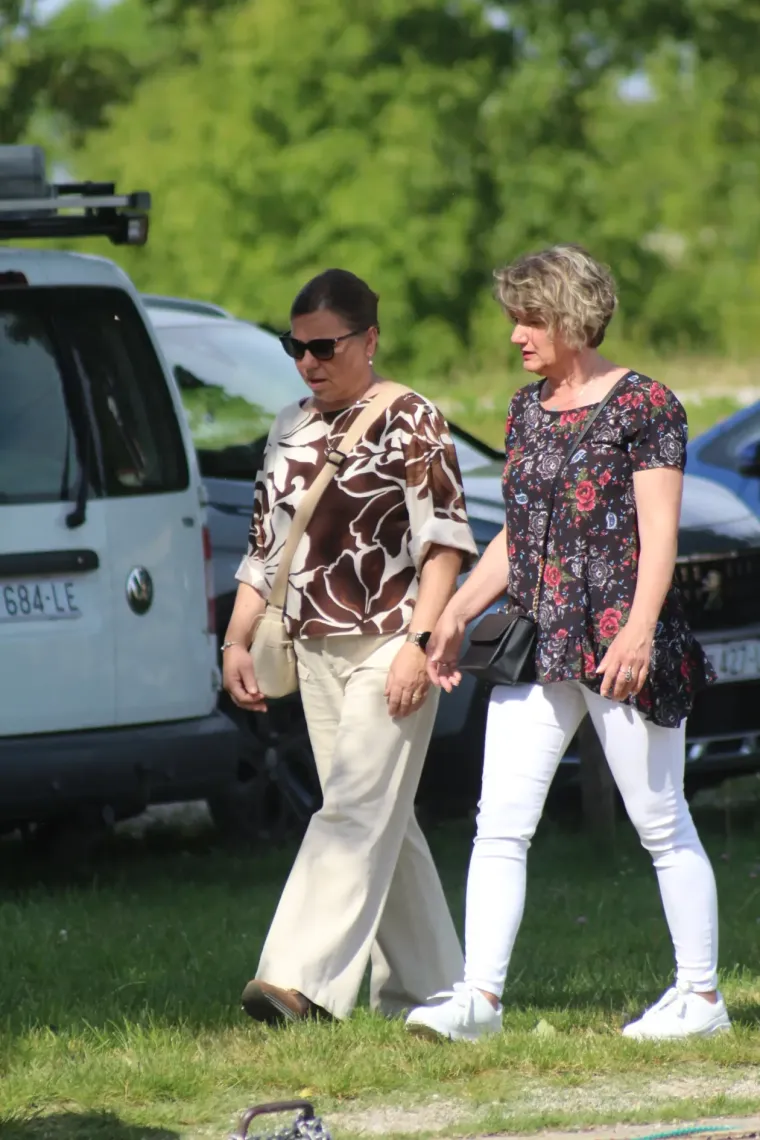 Lijep dan u Marini izmamio ljude van: Dvije ljepotice u majicama bez bratela privukle poglede