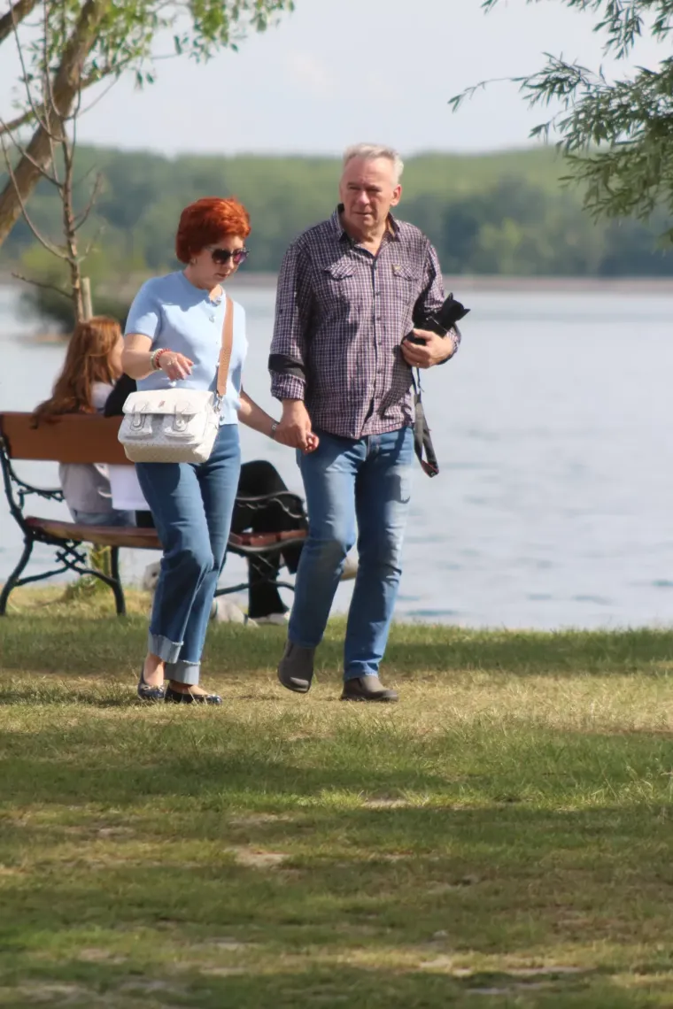 Lijep dan u Marini izmamio ljude van: Dvije ljepotice u majicama bez bratela privukle poglede