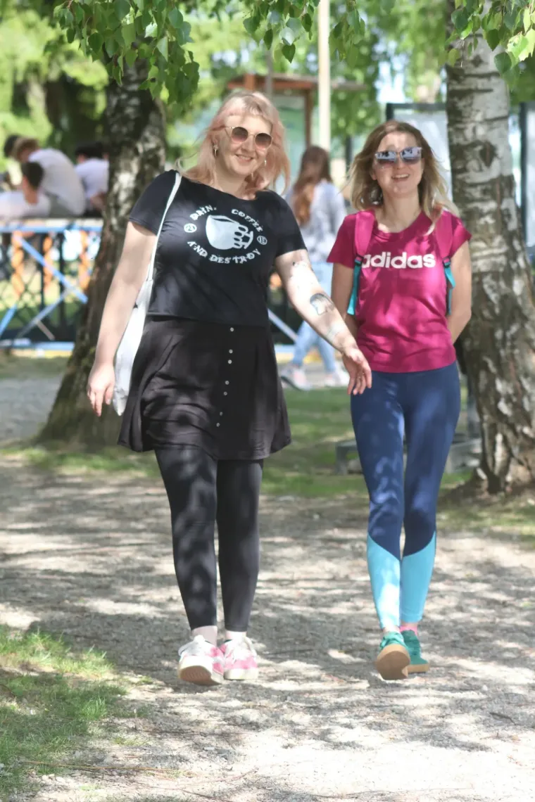 Lijep dan u Marini izmamio ljude van: Dvije ljepotice u majicama bez bratela privukle poglede