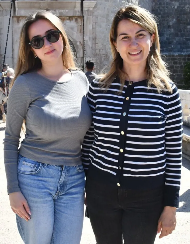 Toplina i zrake sunca izmamile Dubrovčane van: Stradun preplavile proljetne kombinacije