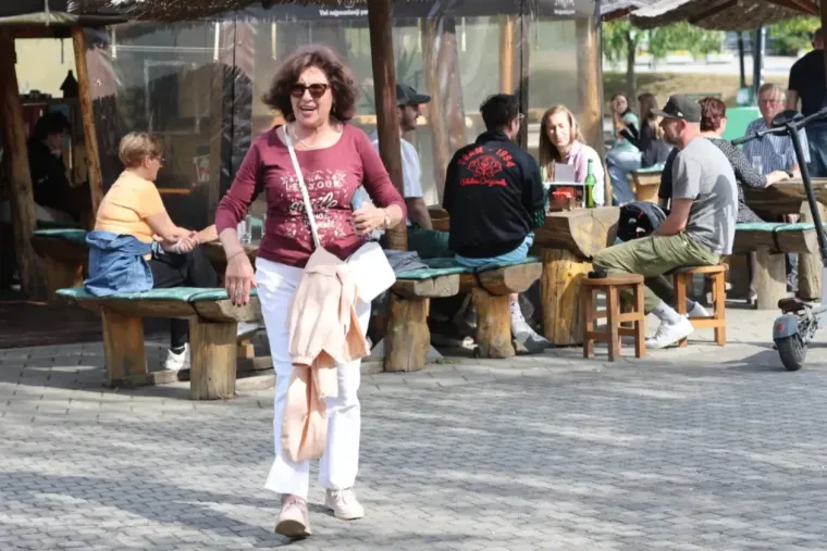 Crvenokosa dama mamila poglede na &scaron;pici uz Muru: Svi su gledali u natpis na njezinoj majici