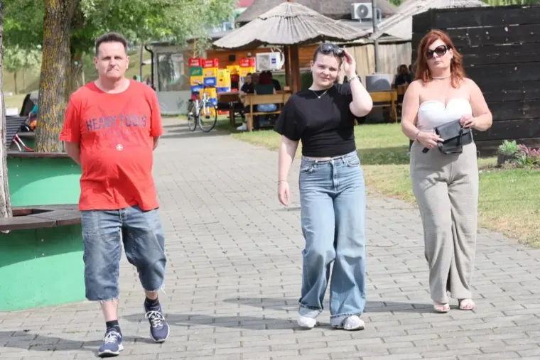 Crvenokosa dama mamila poglede na &scaron;pici uz Muru: Svi su gledali u natpis na njezinoj majici
