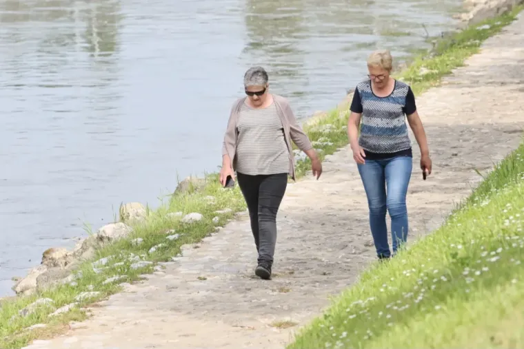 Crvenokosa dama mamila poglede na &scaron;pici uz Muru: Svi su gledali u natpis na njezinoj majici
