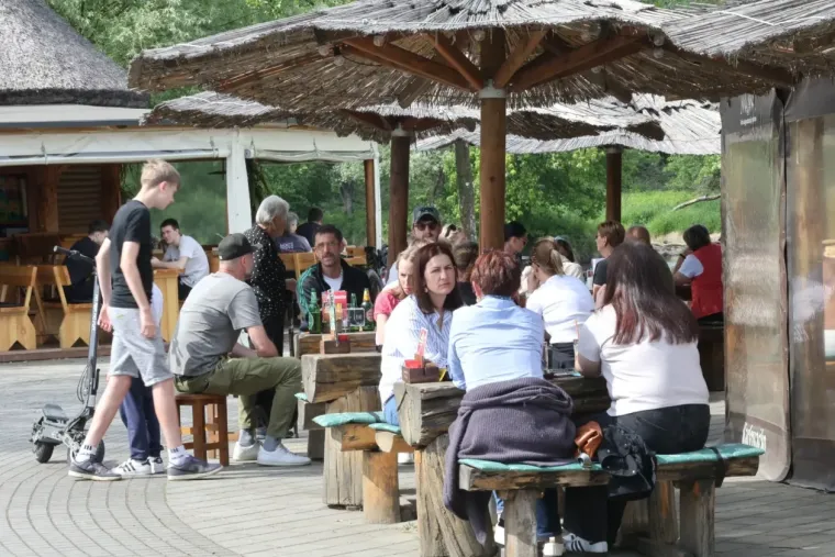 Crvenokosa dama mamila poglede na &scaron;pici uz Muru: Svi su gledali u natpis na njezinoj majici