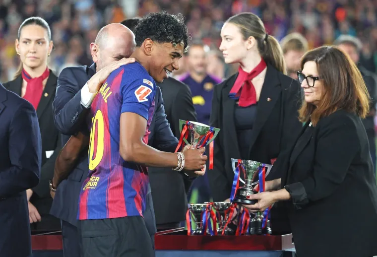 Zbog nje nitko nije gledao El Clasico! Atraktivna pjevačica u Barceloni plijenila pažnju
