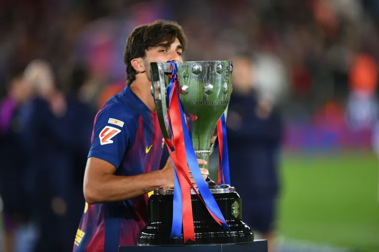 Zbog nje nitko nije gledao El Clasico! Atraktivna pjevačica u Barceloni plijenila pažnju
