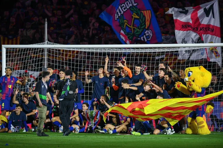 Zbog nje nitko nije gledao El Clasico! Atraktivna pjevačica u Barceloni plijenila pažnju