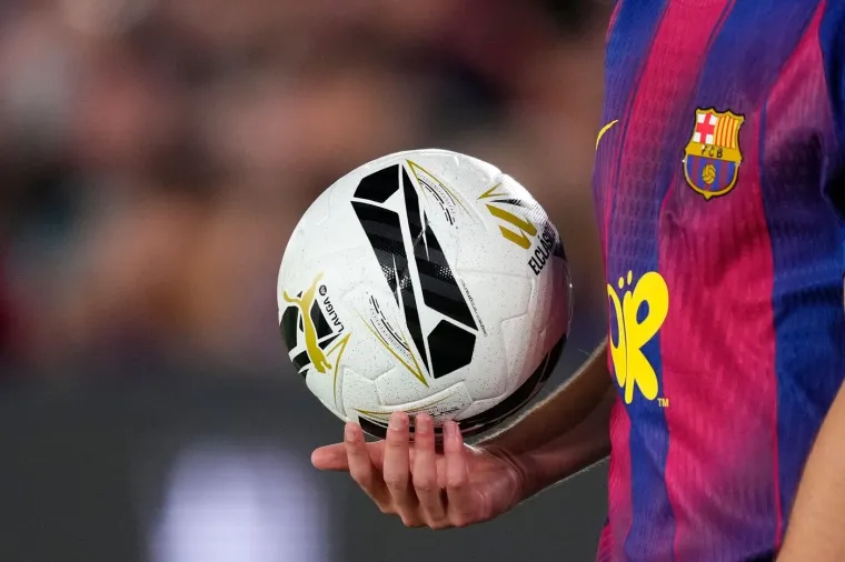 Zbog nje nitko nije gledao El Clasico! Atraktivna pjevačica u Barceloni plijenila pažnju